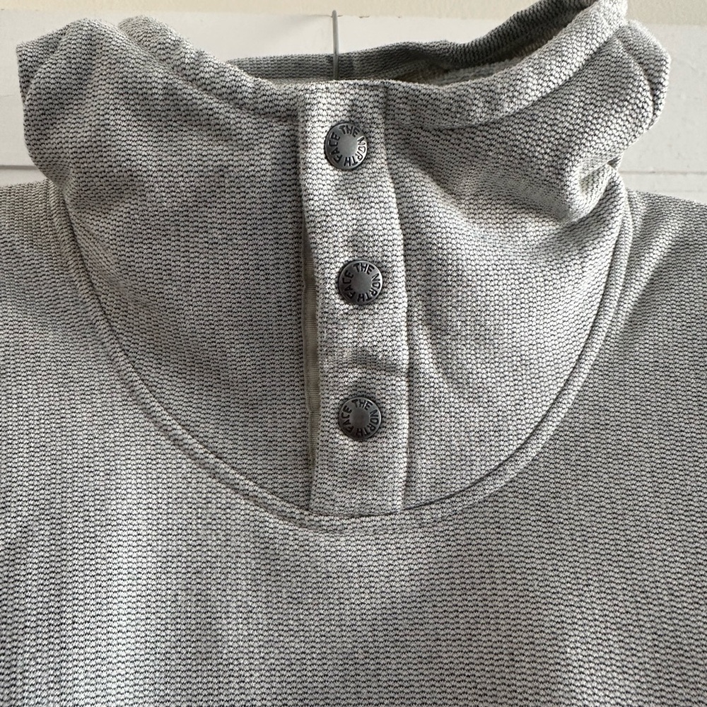 The North Face Women’s Heather Gray 1/4-Snap Hooded Pullover - XS - Picture 3 of 9